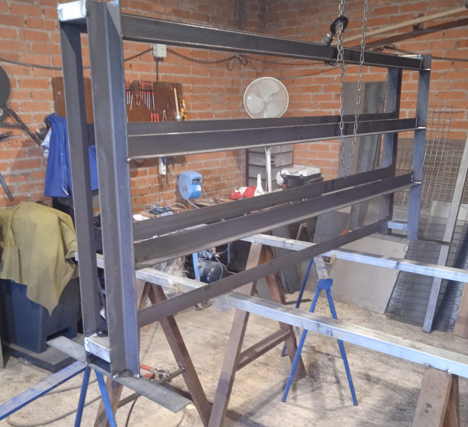 Técnico mostrando la calidad de las piezas y materiales duraderos utilizados para la reparación y sustitución de persianas