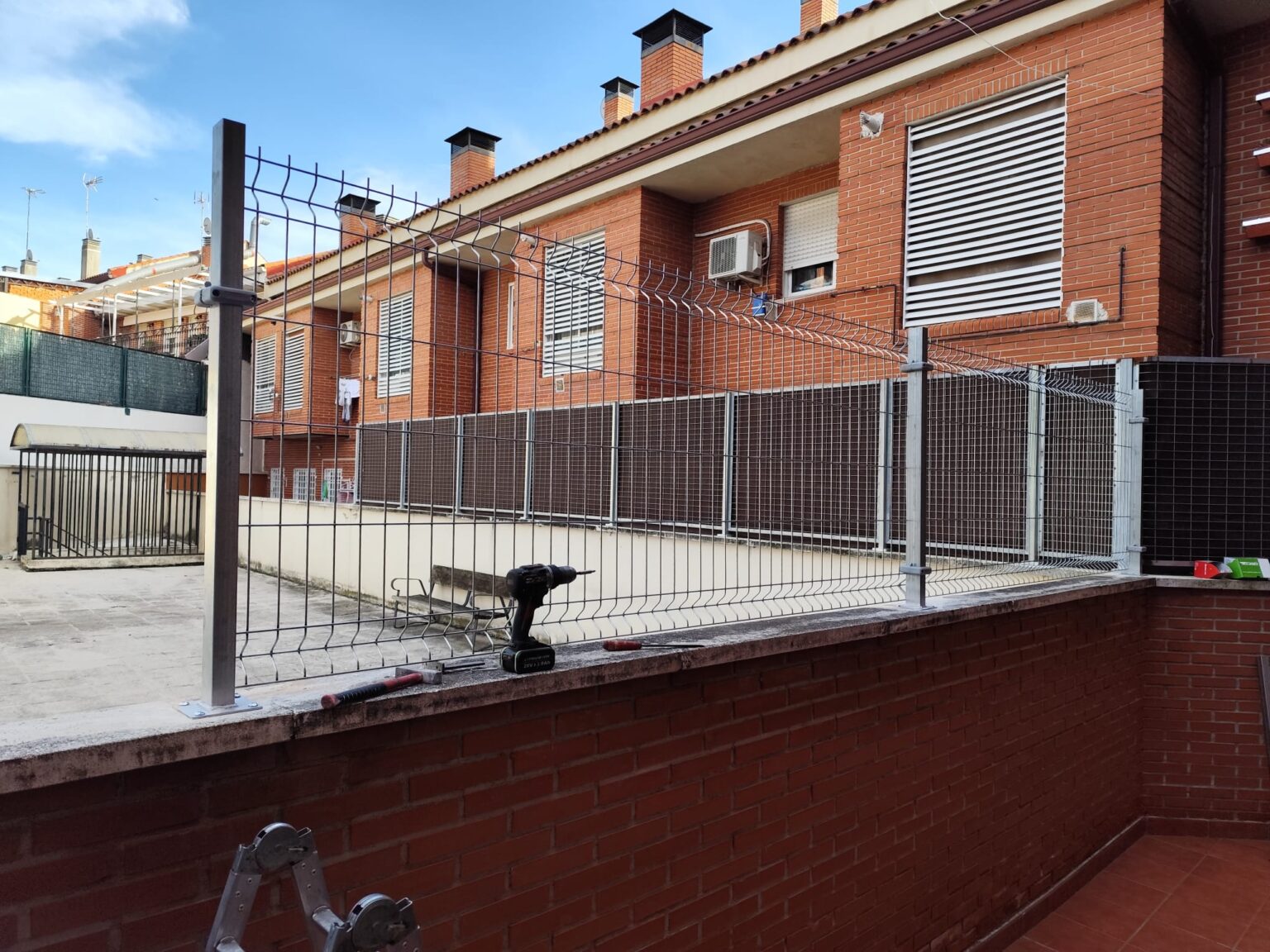Furgoneta de servicio urgente de LM Cerrajeros en Alcobendas, lista para atender llamadas de persianas averiadas